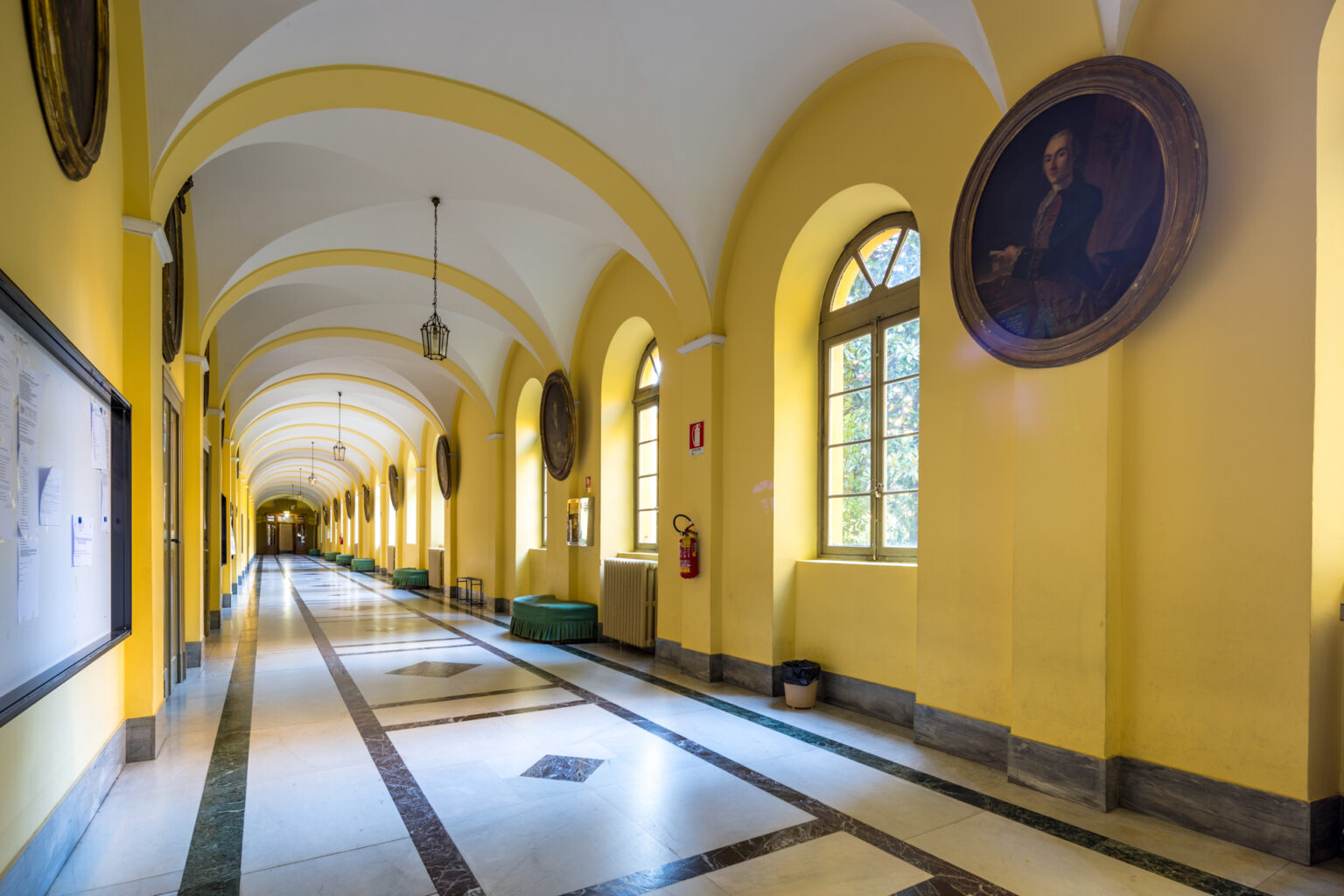 Il loggiato della Scuola Primaria del Convitto Nazionale Maria Luigia