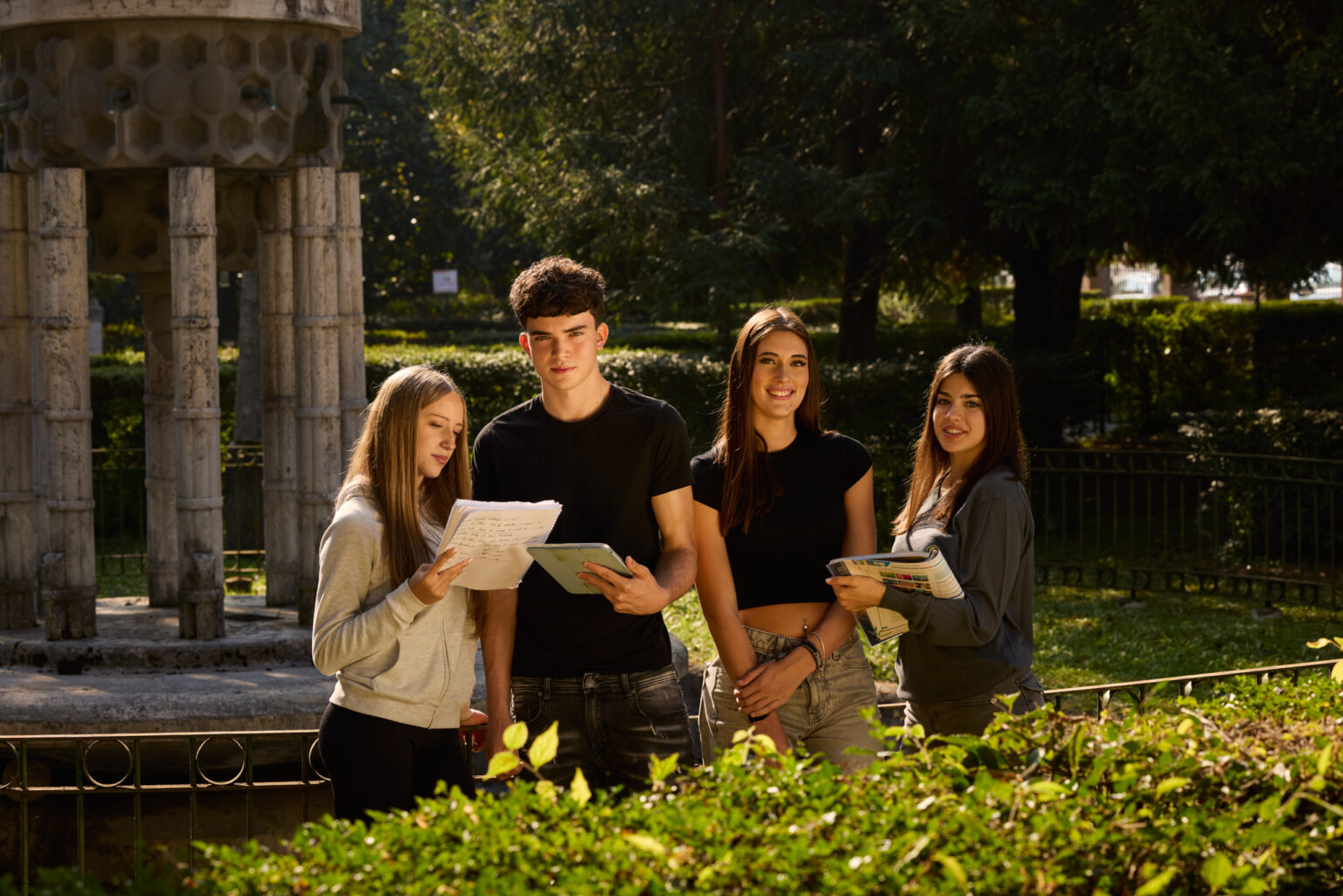 Studenti del Convitto Nazionale Maria Luigia nel giardino della scuola
