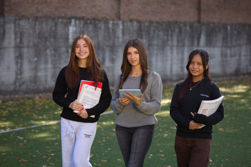 Tre studentesse nel cortile