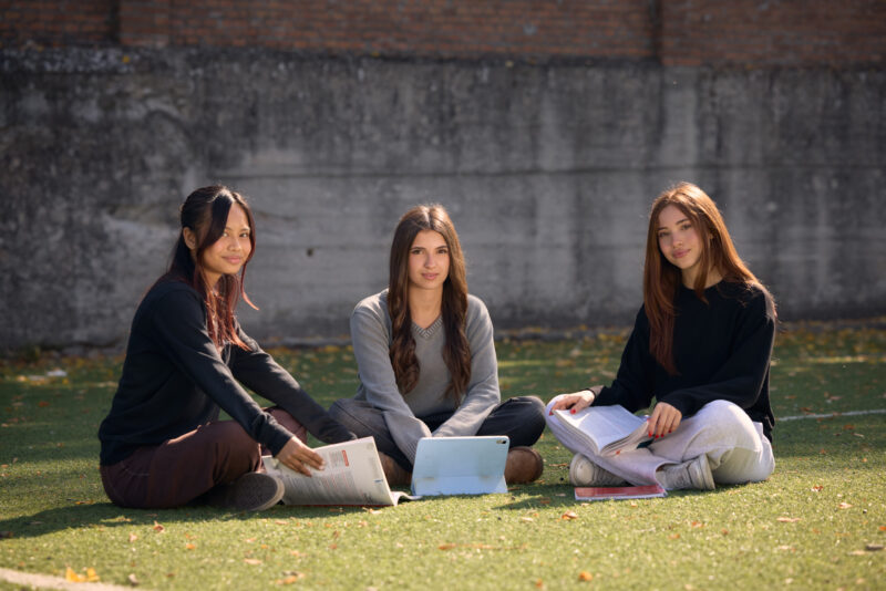 Studentesse sedute sul prato