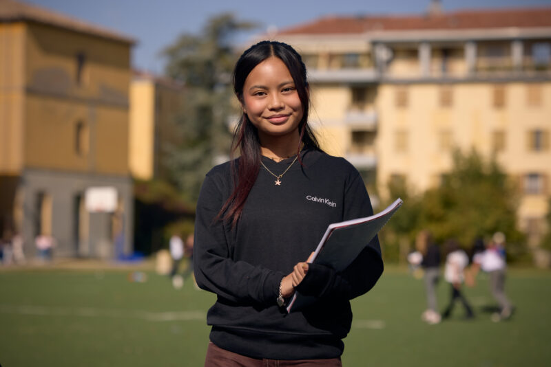 Studentessa sul campo sportivo