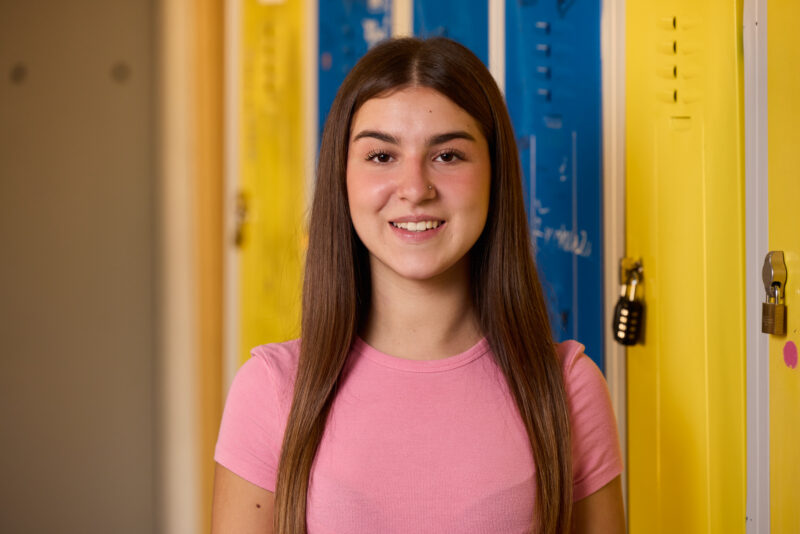 Studentessa davanti agli armadietti