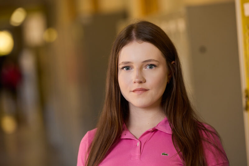 Studentessa nel corridoio della scuola