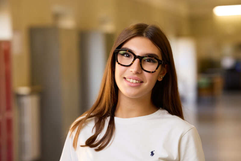 Studentessa dei licei nel corridoio