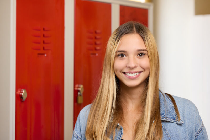 Studentessa davanti agli armadietti rossi
