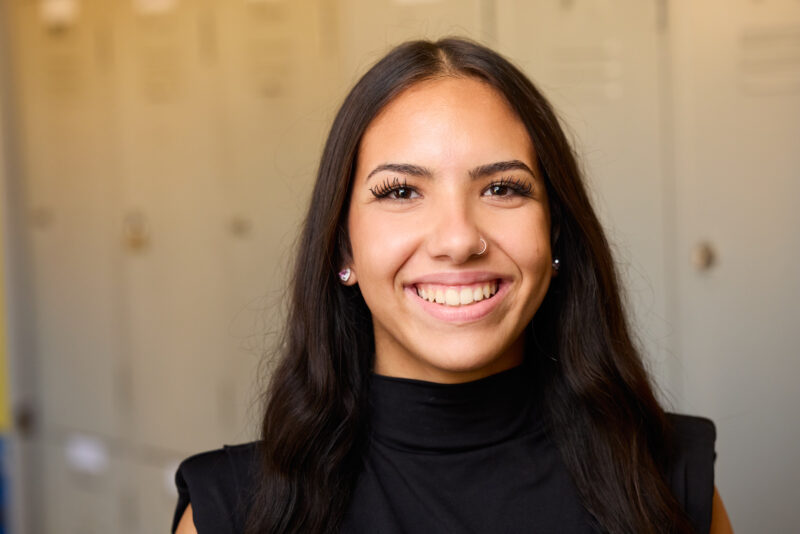 Studentessa dei licei sorridente
