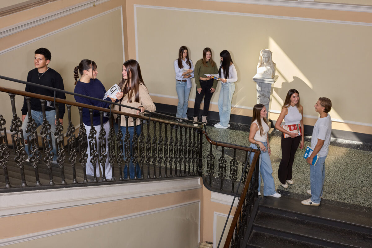 Studenti del Maria Luigia sullo scalone e nella galleria della scuola