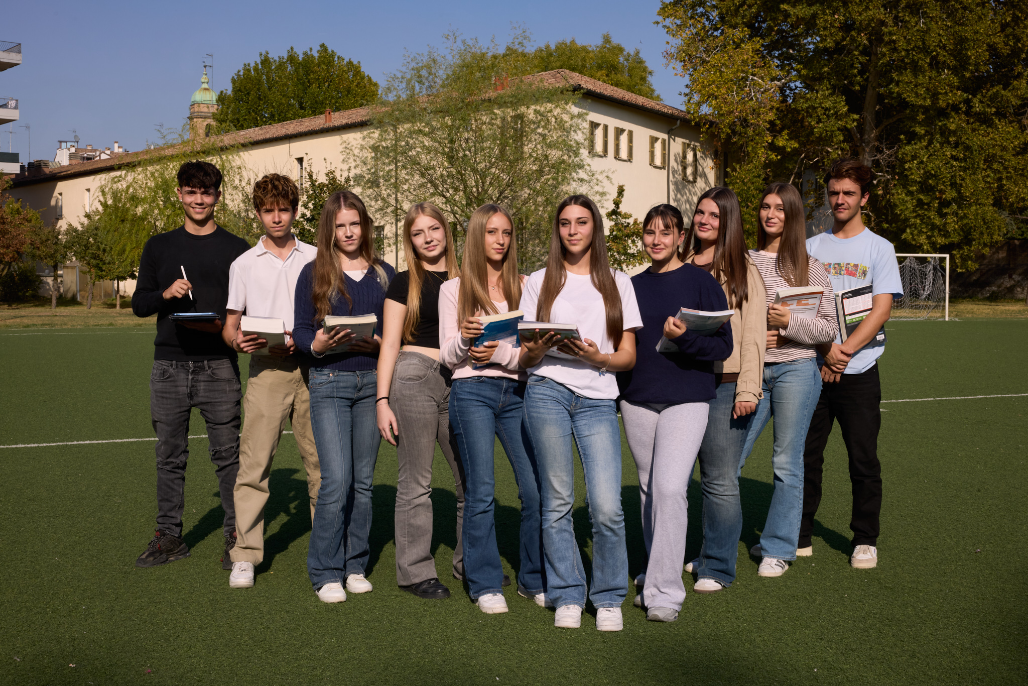 Un gruppo di studenti del Maria Luigia sul campo sportivo della scuola