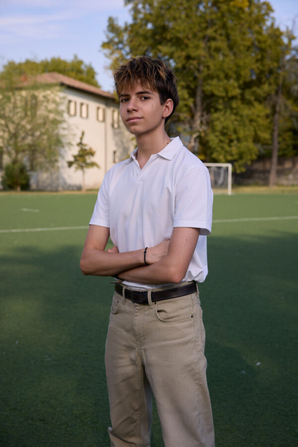 Studente dei licei sul campo sportivo della scuola