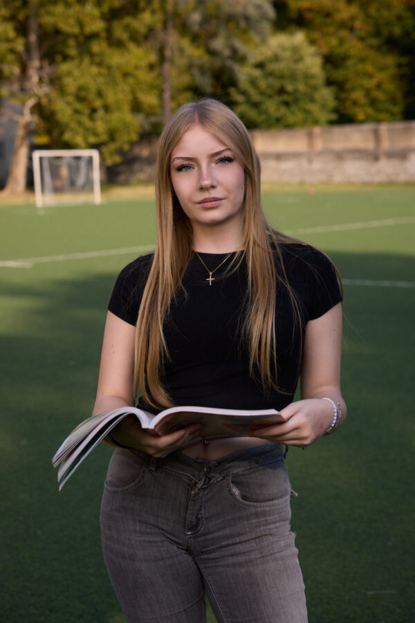 Studentessa con un libro aperto