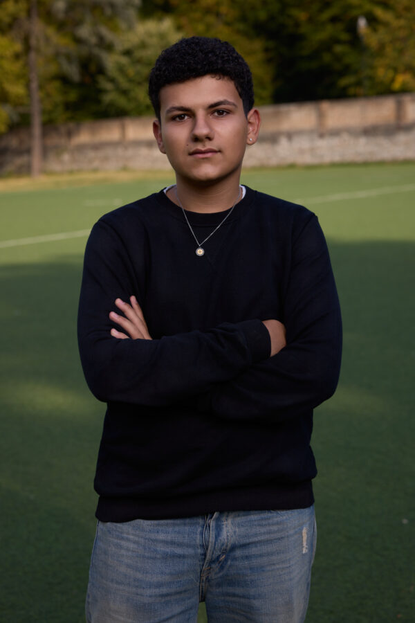 Studente dei licei sul campo sportivo