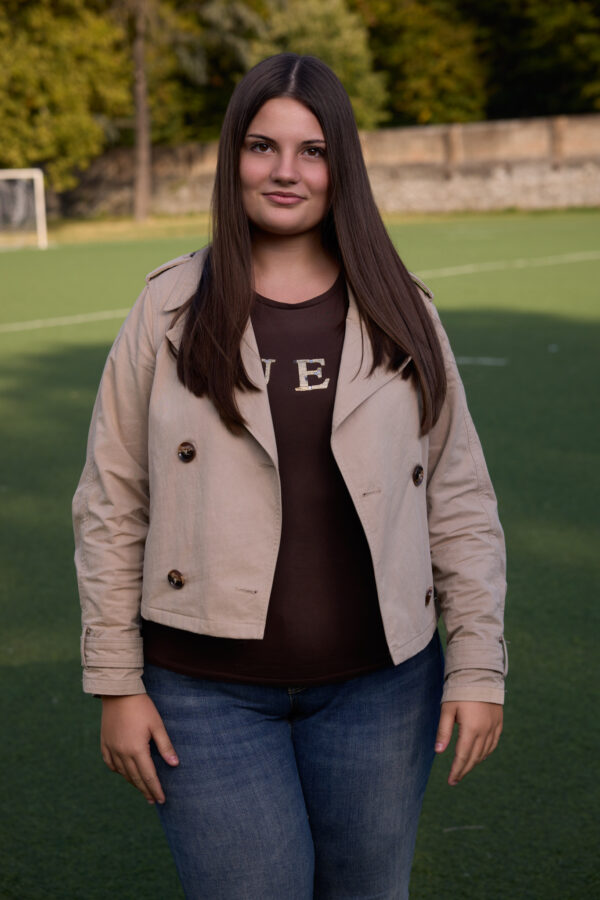 Studentessa dei licei sul campo sportivo